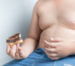 Dicker Junge isst einen Donut
