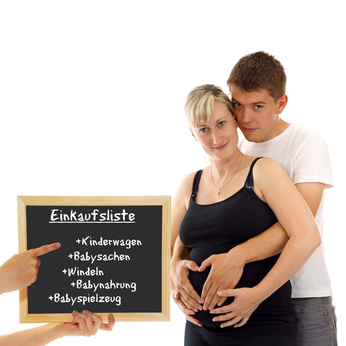 Schwangeres Paar und Einkaufsliste auf Tafel