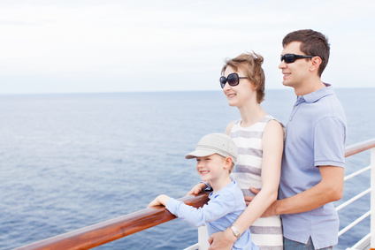 Familie auf einem Kreuzfahrtschiff